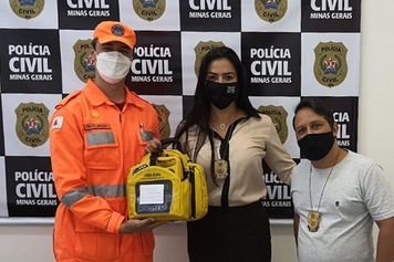 Polícia Civil de Uberlândia doa desfibrilador ao Corpo de Bombeiros