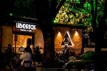 Solteiro sim, em casa jamais: No Dia dos Namorados, Libertas Venda & Bar tem romance à mineira e “Mesão dos Solteiros” pra quem tá na pista
