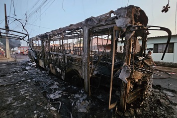 Mais um ônibus é incendiado em Uberlândia Minas Gerais