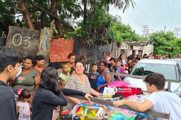 Grupo Fazendo o Bem entrega as doações da Campanha de Natal