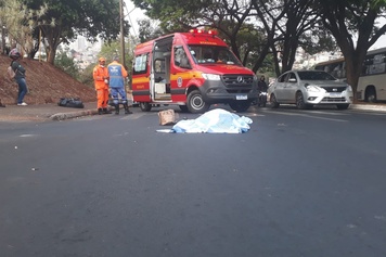 Mulher morre atropelada e é arrastada por 40 metros por ônibus em Uberlândia Minas Gerais