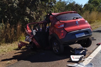 Professora morre em grave acidente entre carro e carreta na MGC-452