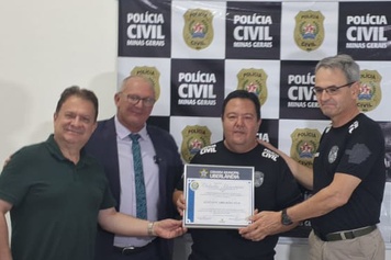 O Delegado Regional de Polícia Civil, Dr. Gustavo Anai, recebe título de Cidadão Honorário