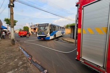 Incêndio em ônibus no bairro Morumbi em Uberlândia Minas Gerais
